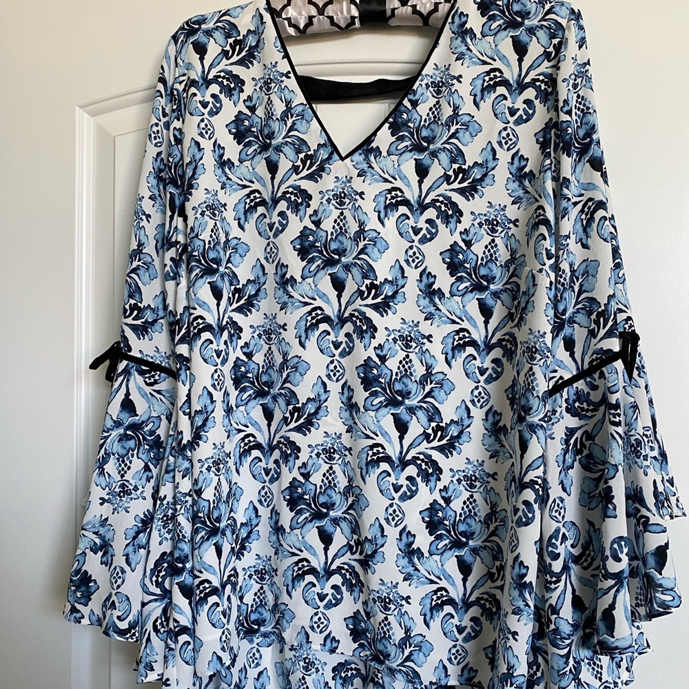 WHBM Ecru and Horizon Blue 16W Flutter Sleeve Top